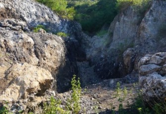 Lubang bekas galian tambang mangan PT Sumber Jaya Asia sebelum hengkang pada 2010 di Bone Wangka- Jengkalang,Kecamatan Reok,Kabupaten Manggarai