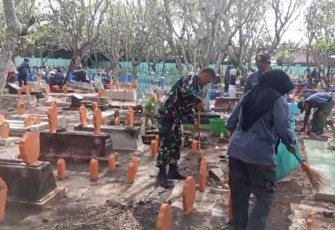 Saat Kepedulian Menyatukan Langkah, Babinsa dan Warga Bersihkan TPU Rejomulyo
