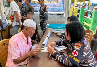 TNI AL Gelar Bakti Sosial dan Kesehatan Bagi Warga Pesisir 