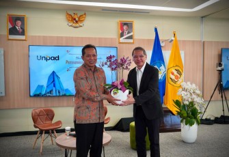 Menteri Koperasi (Menkop) Ferry Juliantono yang juga sebagai Ketua Umum Ikatan Keluarga Alumni Universitas Padjadjaran (IKA Unpad) Ferry Juliantono 