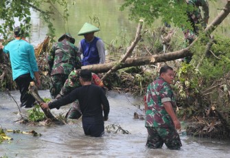 Demi Kelancaran Aliran Sungai, TNI dan Warga Pilangbango Bersatu Singkirkan Pohon Roboh