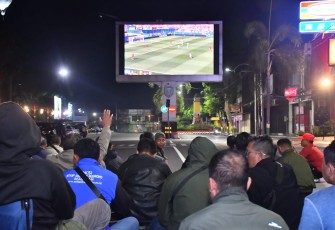 Satu Layar, Seribu Semangat: Kodim Madiun Gelar Nobar Piala Dunia Bersama Masyarakat