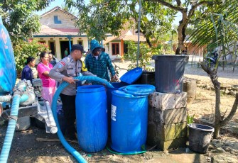 Polres Bojonegoro Salurkan 16 Ribu Liter Air Bersih untuk Warga Terdampak Kemarau di Ngambon