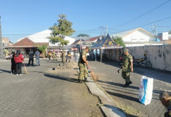 Anggota Kodim Ponorogo Bersama Unsur Terkait Besih Bersih di Lingkungan Monumen Bantaragin 