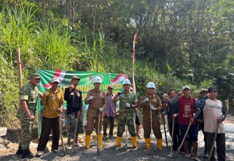 Komandan Kodim 0807/Tulungagung, Letkol Arh Hanny Galih Satrio, S.I.P., M.Han., secara simbolis memukul gong sebagai tanda dibukanya Karya Bhakti TNI Tahun 2026 Kodim 0807/Tulungagung di Desa Wonorejo,