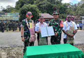 Dansatgas TMMD Ke-129 Kodim 1807/Sorong Selatan Letkol Czi Paulus Caesario bersama Bupati Sorong Selatan, Rabu (15/7)