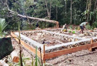 Progres pembangunan rumah layak huni di kampjng Sesor, Jumat (17/7)