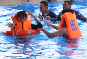 Satpolairud Polres Lamongan Bekali Santri Keterampilan Berenang dan Penyelamatan di Perairan