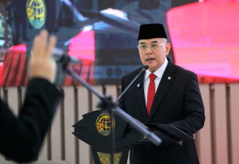 Wakil Menteri Agraria dan Tata Ruang/Wakil Kepala Badan Pertanahan Nasional (Wamen ATR/Waka BPN), Ossy Dermawan, melantik 78 pegawai dalam Pelantikan dan Pengambilan Sumpah/Janji Jabatan Pejabat Struktural, di Aula Prona Kementerian ATR/BPN, Jakarta, Jumat (17/07/2026)