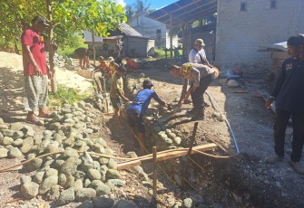Semangat Gotong Royong Satgas TMMD ke-129 Kodim 1505/Tidore dan Warga Bangun Drainase di Desa Lolobata