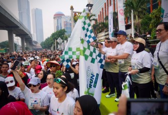 Menkop Ferry Juliantono melepas peserta GenCoopRun 5K di Jakarta, Minggu (19/7)