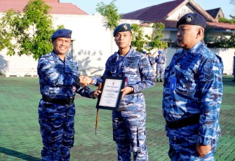 Komandan Lanud Sjamsudin Noor Anugerahkan Piagam Penghargaan Kepada Dua Personel Berprestasi