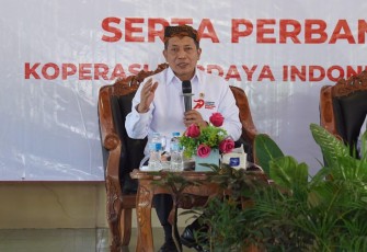 Menteri Koperasi (Menkop) Ferry Juliantono memberikan arahan sekaligus berdialog dengan para pelaku koperasi lintas sektor membahas berbagai langkah penguatan koperasi di Kabupaten Pamekasan, Jawa Timur