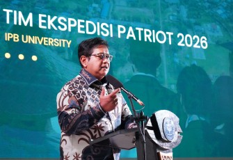 Wakil Menteri Transmigrasi Viva Yoga Mauladi saat sambutan acara Pelepasan Tim Ekspedisi Patriot (TEP) 2026 IPB University di Aula FMIPA, IPB University, Dramaga, Bogor, Jawa Barat, Selasa (21/7)