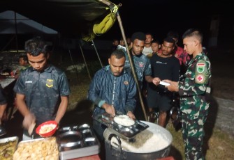 Santap malam bersama warga