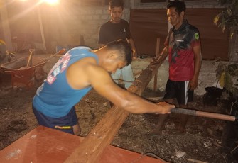 Lembur hingga malam mengerjakan rumah semi permanen