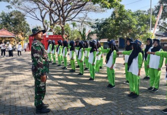 Koramil Wungu Tanamkan Disiplin dan Cinta Tanah Air kepada Siswa SMPN 2 Wungu