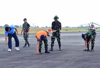 Personel Lanud Sjamsudin Noor Sisir Benda Asing Jaga Keselamatan Penerbangan Tetap Aman