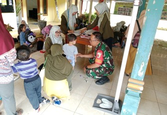 Babinsa Mojorayung Kawal Layanan Kesehatan Warga
