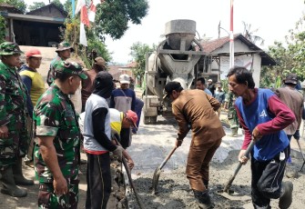 Karya Bhakti TNI  Rabat Jalan di Desa Wonorejo Rampung Dua Pertiga Dari Target