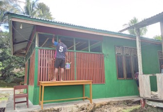 Pengerjaan rehab rumah bapak Herman di Kampung Sesor