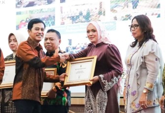Wabup Bintan Deby Maryanti Terima Sertifikat Eliminasi Malaria dari Kementerian Kesehatan RI