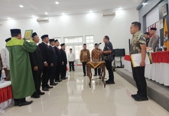 Bupati Karanganyar, Rober Christanto, melantik dan mengambil sumpah jabatan pimpinan Baznas periode 2026–2031, di Ruang Anthurium Rumah Dinas Bupati Karanganyar, Selasa (28/7/2026)