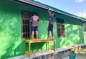Pengerjaan rumah semi permanen type 36 di kampung Sesor