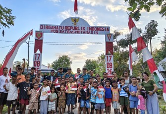 Yonarmed 12 Kostrad Bangun Gapura Pos Motamasin