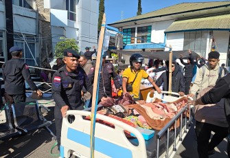 Gempa M 7,7 Guncang NTT, Satbrimob Polda NTT Gerak Cepat Evakuasi Korban dan Buka Akses
