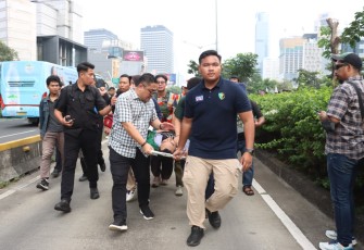Tim medis PMJ saat evakuasi mahasiswa yang pingsan 