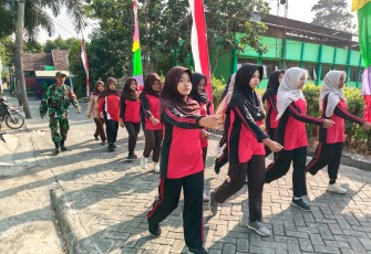 Babinsa Kodim Ponorogo Latih Kedisiplinan Siswa Melalui Baris Berbaris 