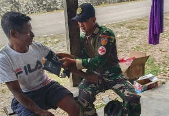 Wujud Kepedulian di Perbatasan, Yonarmed 12 Kostrad Layani Kesehatan Masyarakat