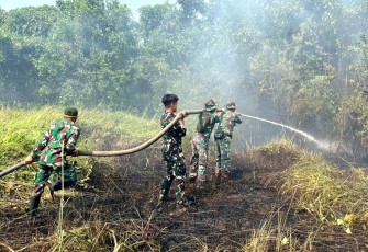 Padamkan Bara di Balik Gambut, Satgas Darat Lanud Sjamsudin Noor Jaga Permukiman Dari Ancaman Karhutla