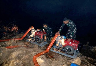 Tak Kenal Lelah dan Waktu, Satgas Irigasi Lanud Sjamsudin Noor Perkuat Penanganan Karhutla Hingga Dini Hari