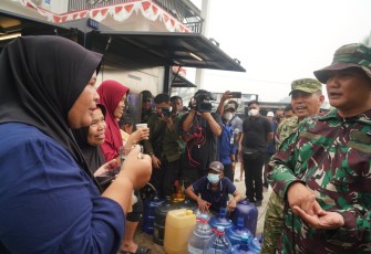 Kemarau Panjang Melanda Kalbar, TNI Salurkan Air Bersih Siap Minum untuk Warga Terdampak