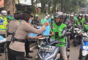 Jumat Peduli, Polda Metro Jaya Berbagi Sembako kepada Pengemudi Ojol