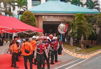 Petugas Gabungan Evakuasi Penghuni Saat Kebakaran Apartemen Pavilion Tanah Abang