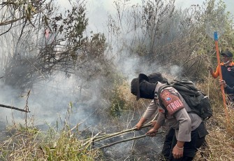 Polres Batu Terjunkan Personel Tangani Karhutla di Gunung Buthak dan Sterilisasi Jalur Pendakian Panderman