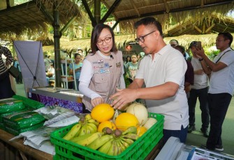 Wakil Menteri Ekonomi Kreatif/Wakil Kepala Badan Ekonomi Kreatif (Ekraf), Irene Umar, meninjau The Local Market ID: Pasar Wiwitan SCBD di SCBD Park, Jakarta, Minggu (6/9/2026)