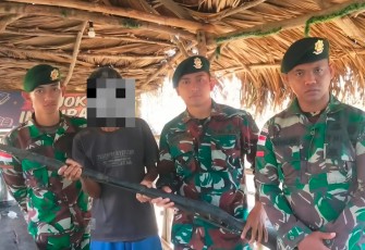Yonarmed 12 Kostrad Terima Senjata dari Warga Lamaksenulu