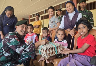 Yonarmed 12 Kostrad Salurkan Sembako Jumat Berkah untuk Anak Panti