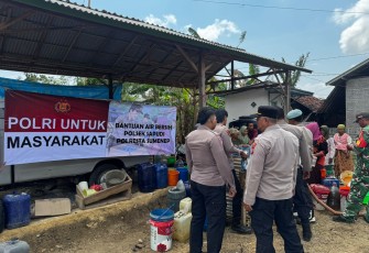 Polresta Sumenep Salurkan Bantuan Air Bersih untuk 440 KK di Desa Gendang Barat