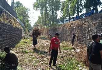 Aksi Bersih Bersih Sungai oleh Kodim Ponorogo Bersama Unsur Terkait Dalam Rangka HUT ke 81 TNI