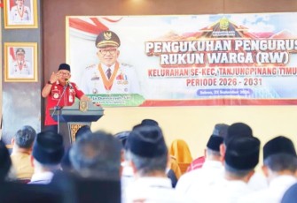 Wako Lis sampaikan pesan dihadapan pengurus RW se Kecamatan Tanjungpinang Timur yang baru dikukuhkan