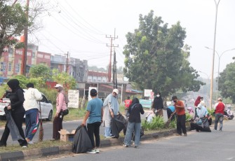 ASN Pemkot Tanjungpinang Goro di Ruas Jalan Nasional