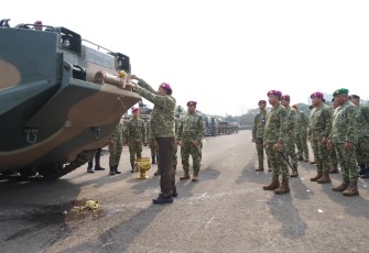 Panglima TNI Serahkan Ranpur AAV M-35 Kepada TNI Angkatan Laut