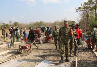 Dansatgas TMMD Reguler ke-130 Kodim Klaten Tinjau Progres Betonisasi Jalan di Trucuk
