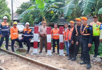 KAI Daop 1 Jakarta Bersama Pemangku Kepentingan Tutup Dua Perlintasan Liar, Perkuat Keselamatan Perjalanan Kereta Api