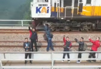KAI Daop 2 Bandung Larang Masyarakat Masuki Area Terbatas Perekeretaapian Demi Keselamatan